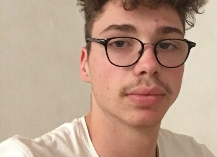 Salut moi c'est axel
