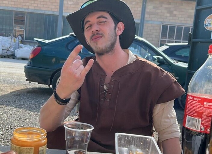 Cherche à faire passer du bon temps