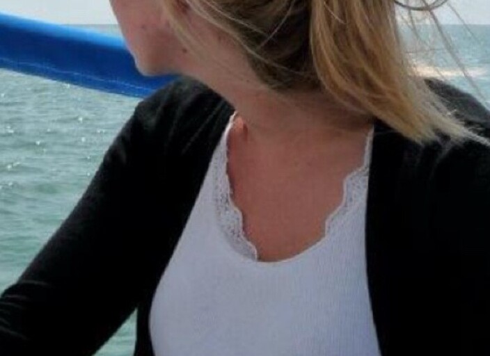 jeune fille gentille un peu timide