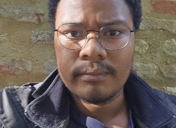 Jeune homme en quête de nouvelles expériences